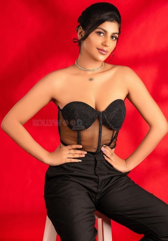 Hot Sizzling Yashika Aannand in a Black Corset and Pant Photos 01