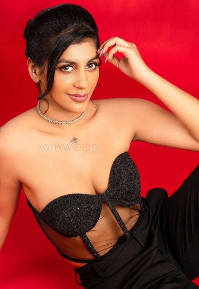 Hot Sizzling Yashika Aannand in a Black Corset and Pant Photos 03