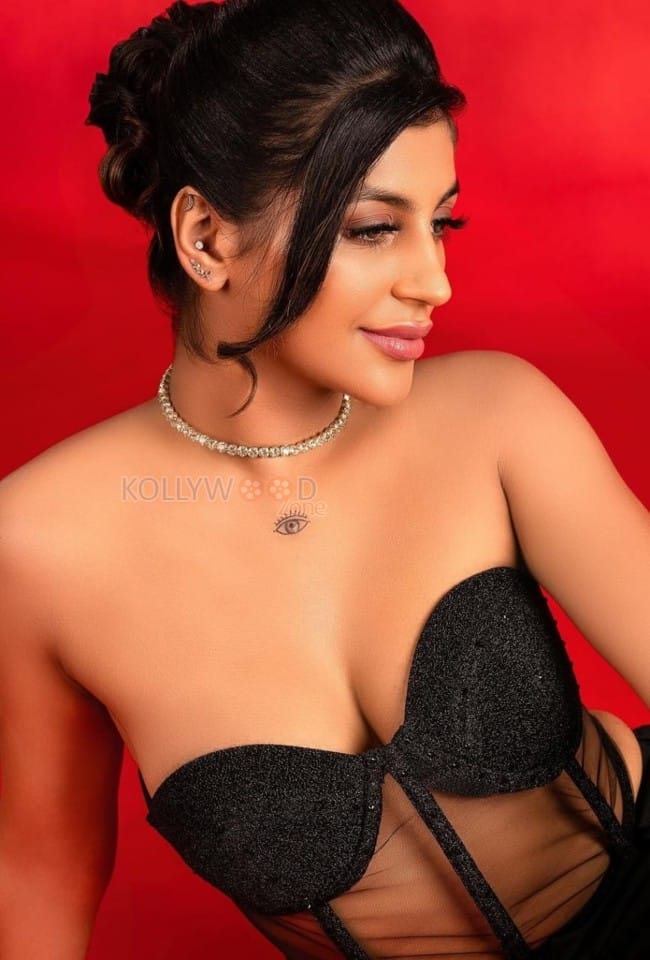 Hot Sizzling Yashika Aannand in a Black Corset and Pant Photos 04