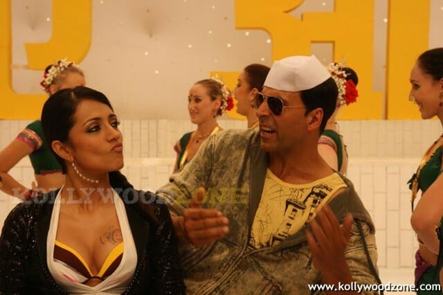 Hot Trisha Cleavage In Khatta Meetha