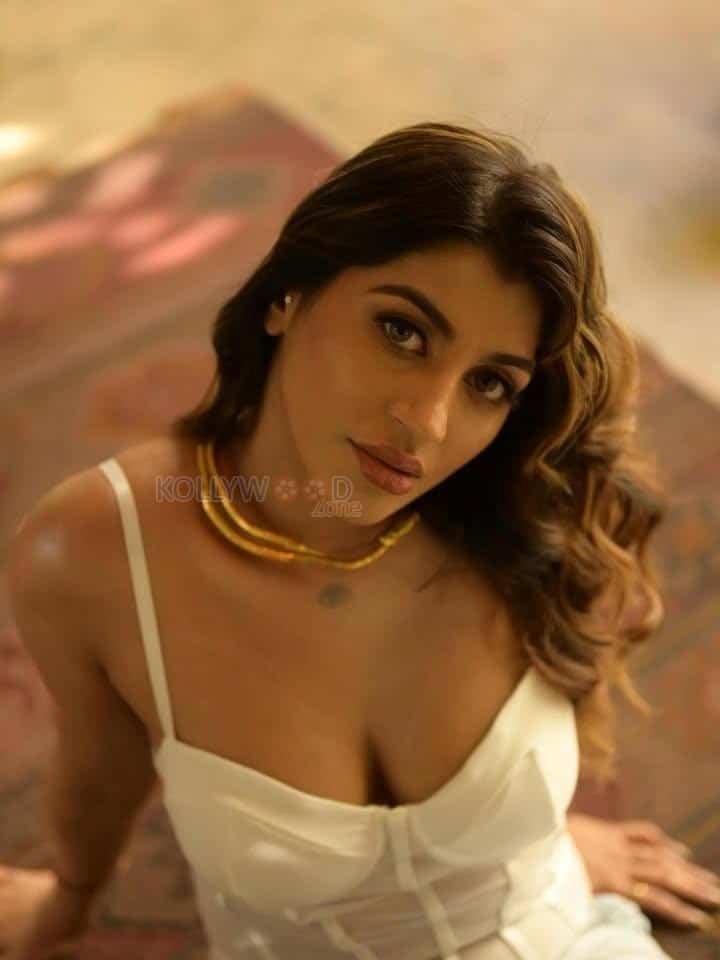 Hot Yashika Aannand in a White Corset Style Sleeveless Top and Light Blue Torn Jeans Photos 02