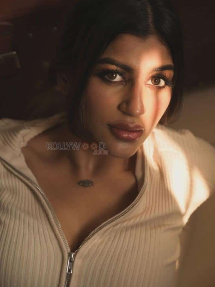 Hot and Sexy Yashika Aannand in a Cream Crop Top and Denim Jeans Photos 01