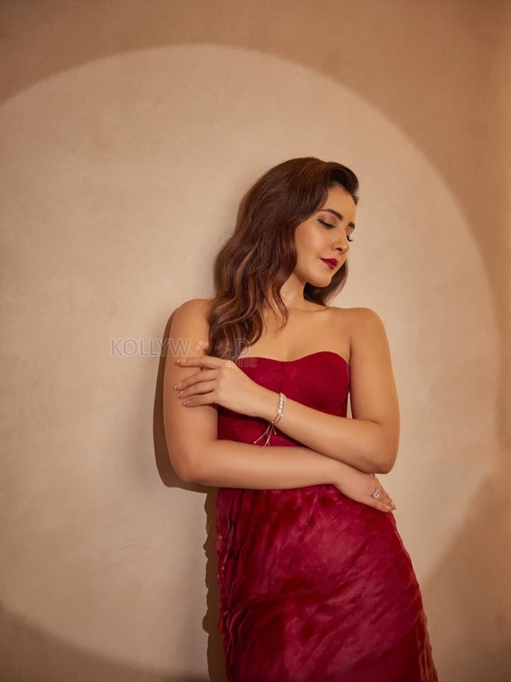 Hot and Stunning Raashii Khanna in a Red Strapless Bodycon Dress Photos 05