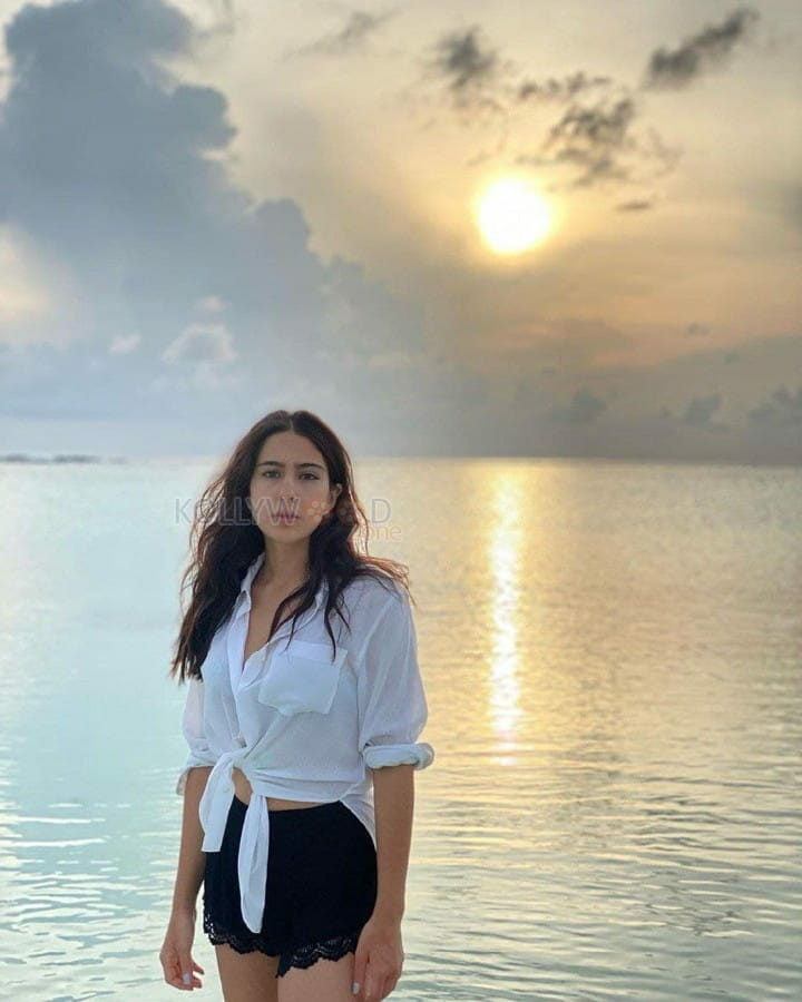 Indian Actress Sara Ali Khan Sunset Photo 01