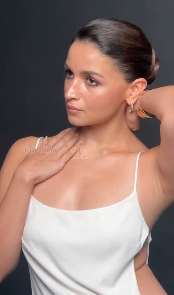Indian Diva Alia Bhatt in a Strappy Gucci White Gown Pictures 03