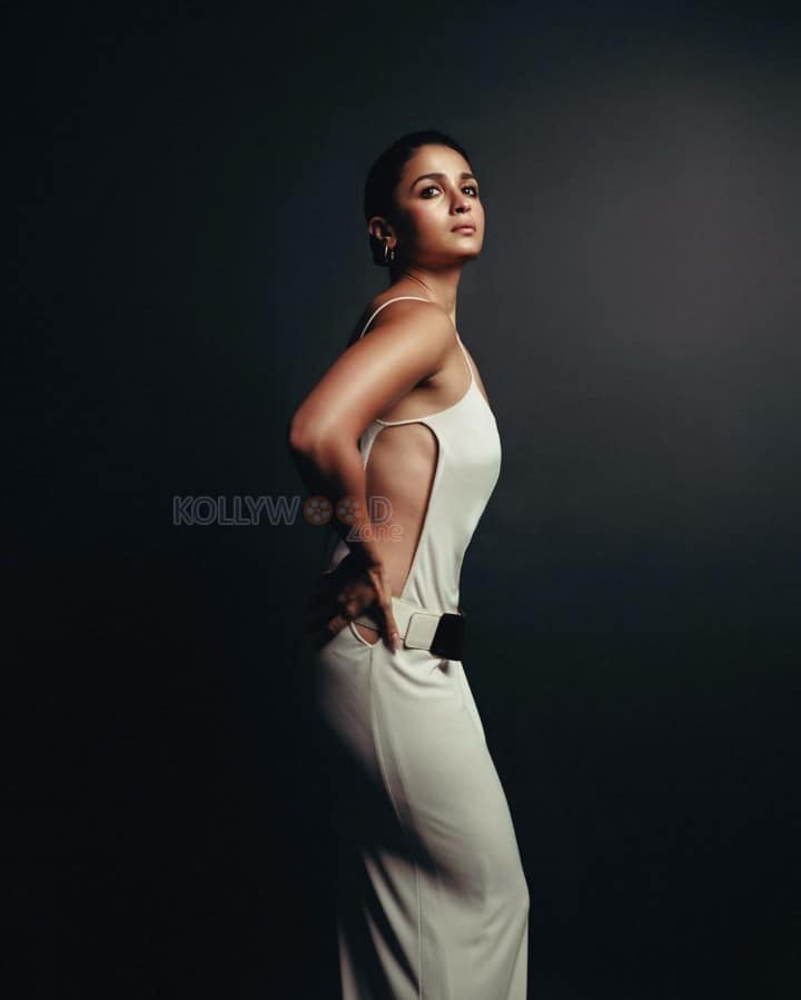 Indian Diva Alia Bhatt in a Strappy Gucci White Gown Pictures 05