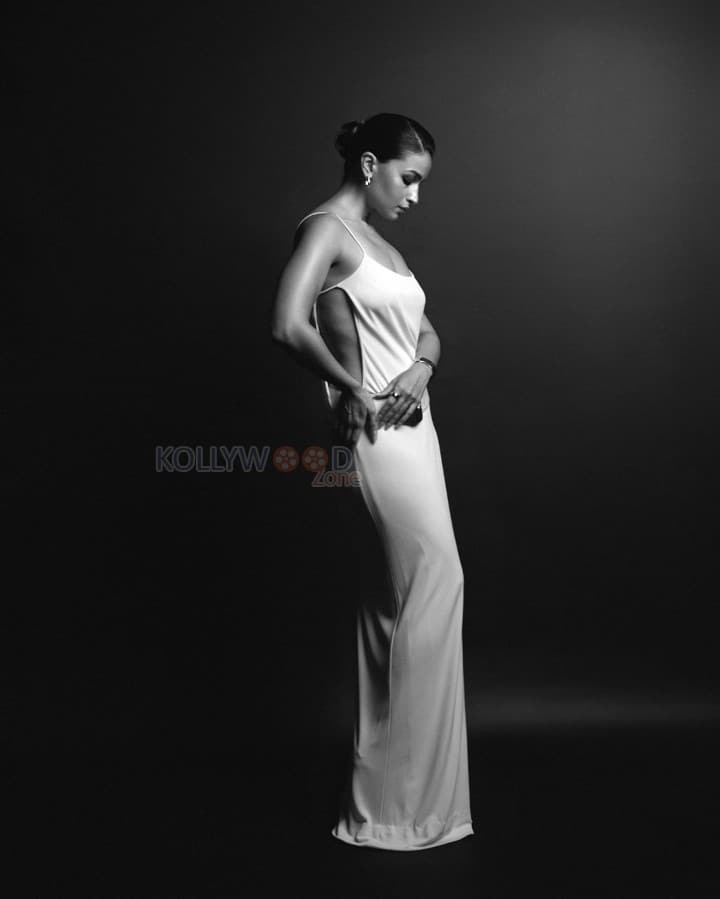 Indian Diva Alia Bhatt in a Strappy Gucci White Gown Pictures 08