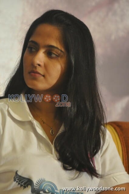 Irandam Ulagam Heroine Anushka Shetty Photos