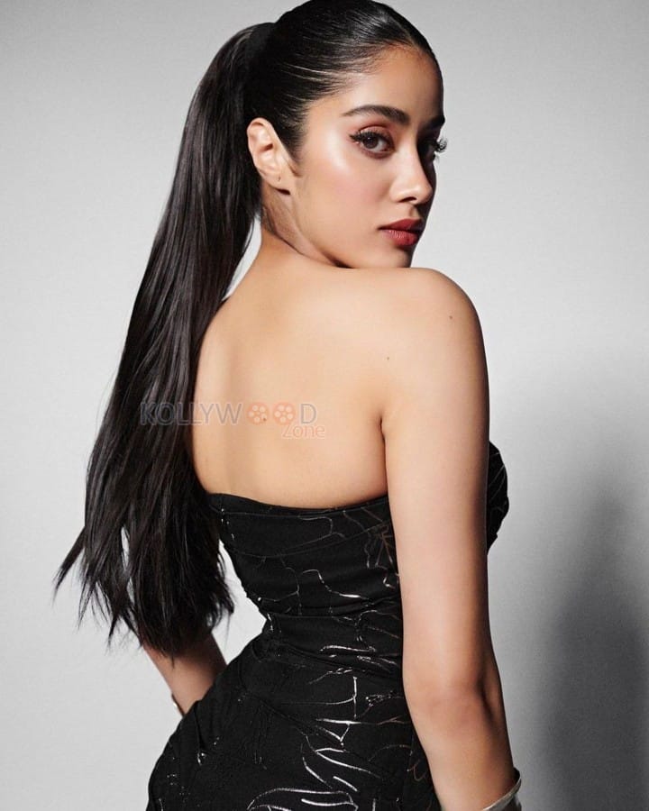 Irresistible Janhvi Kapoor in a Black Strapless Corset Bust Gown Photos 01