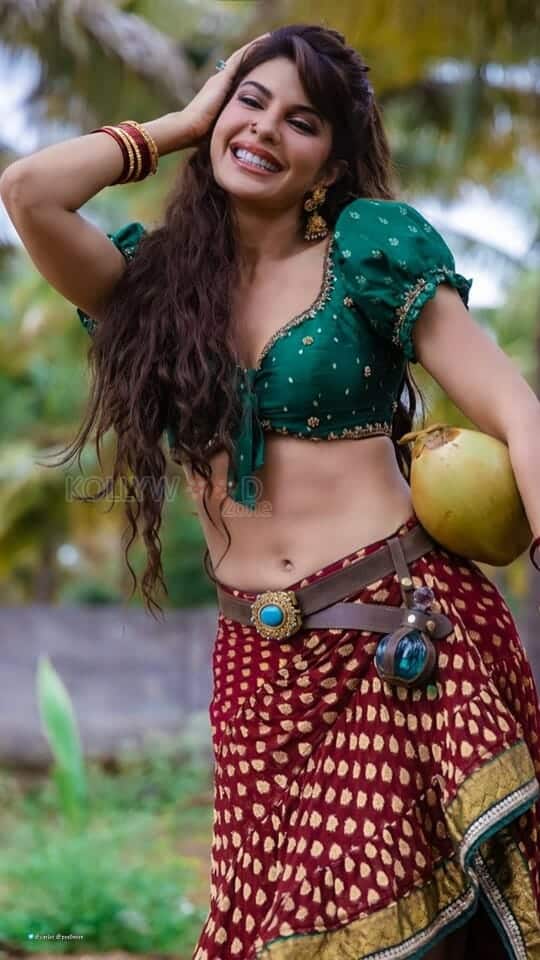 Jacqueline Fernandez Tender Coconut Navel Photo 01