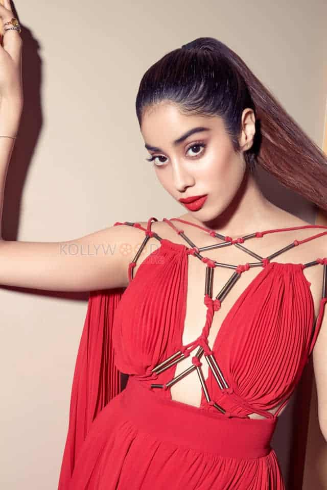 Janhvi Kapoor Red Dress Photo 01