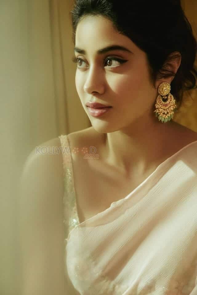 Janhvi Kapoor Romantic Photo 01