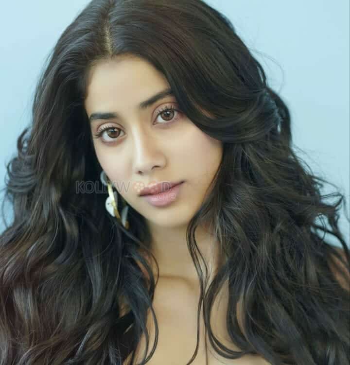 Janhvi Kapoor Sexy Closeup Picture 01