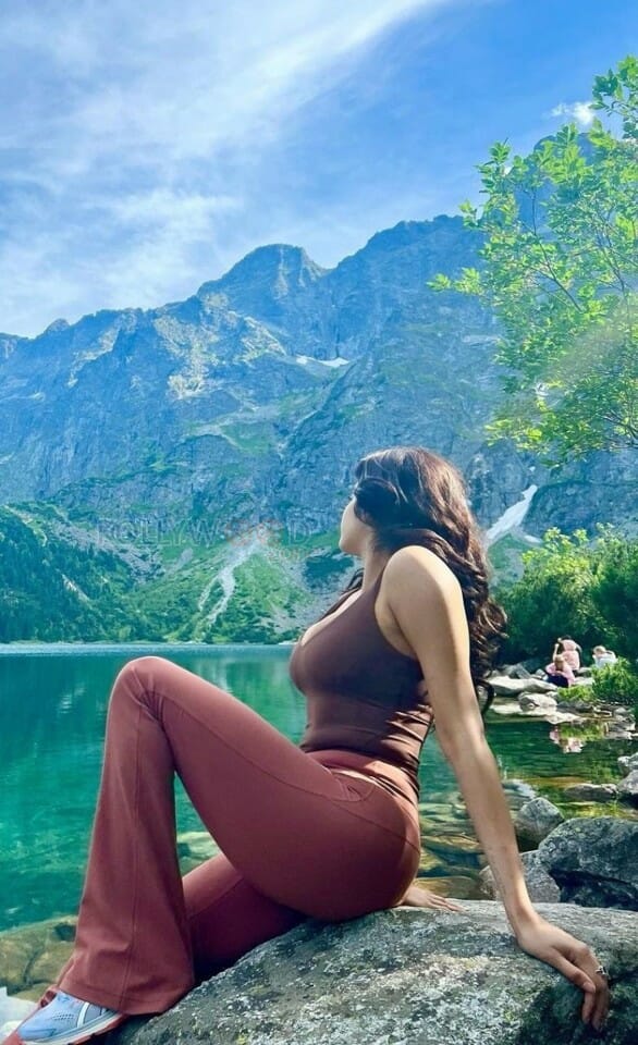 Janhvi Kapoor Sexy Figure in the Mountains Photos 02