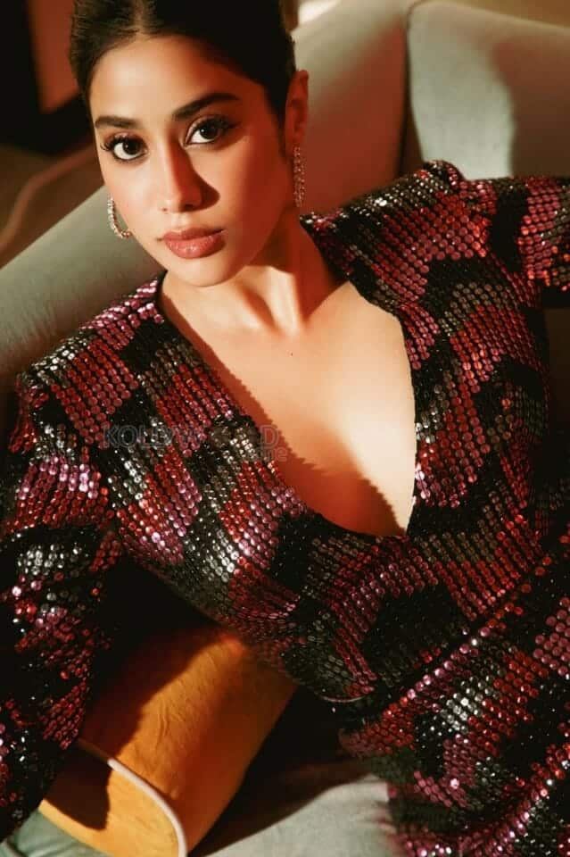 Janhvi Kapoor Showing Cleavage 01