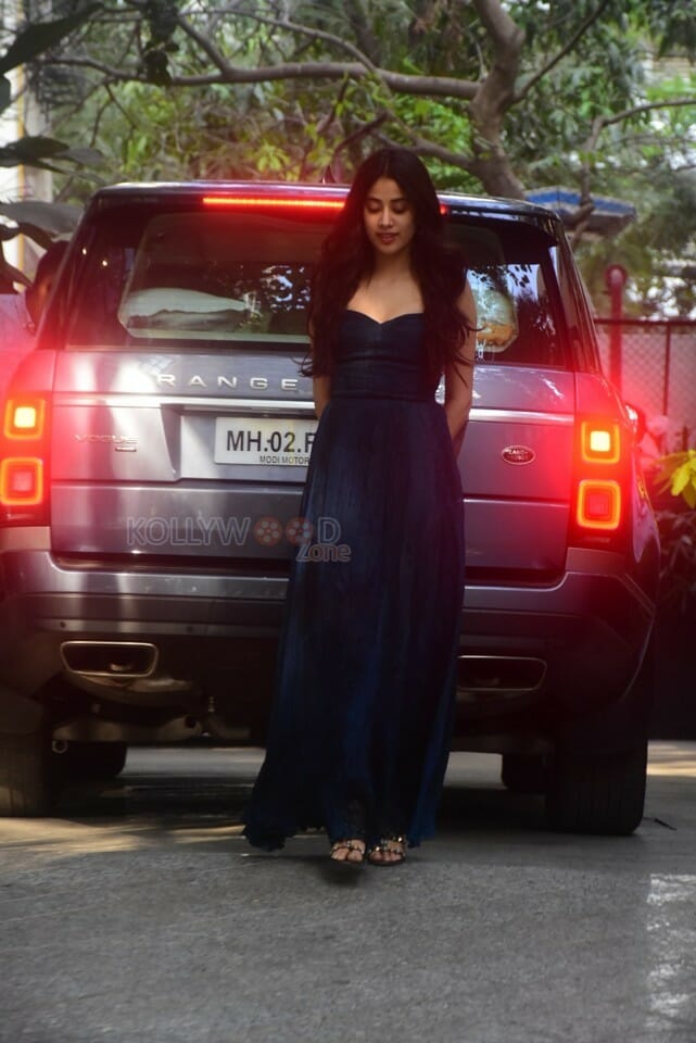 Janhvi Kapoor Spotted at Maddock Office in Santacruz Photos