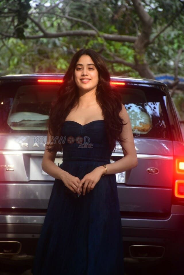 Janhvi Kapoor Spotted at Maddock Office in Santacruz Photos