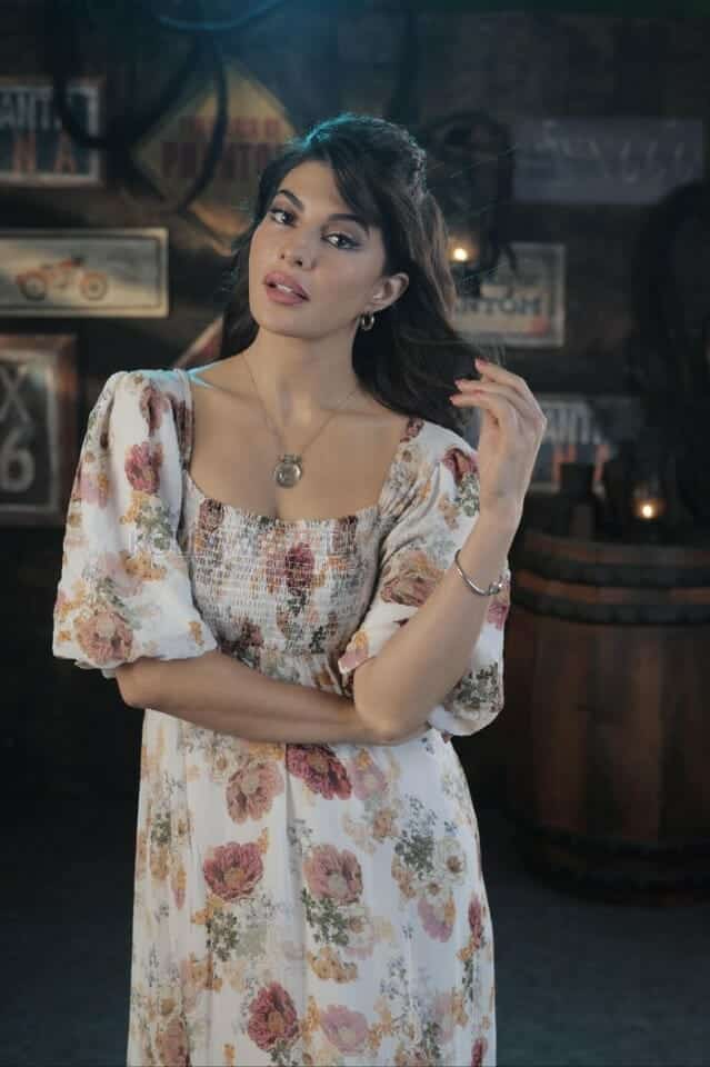 Jaqueline Fernendez Sexy Floral Dress Pic 01