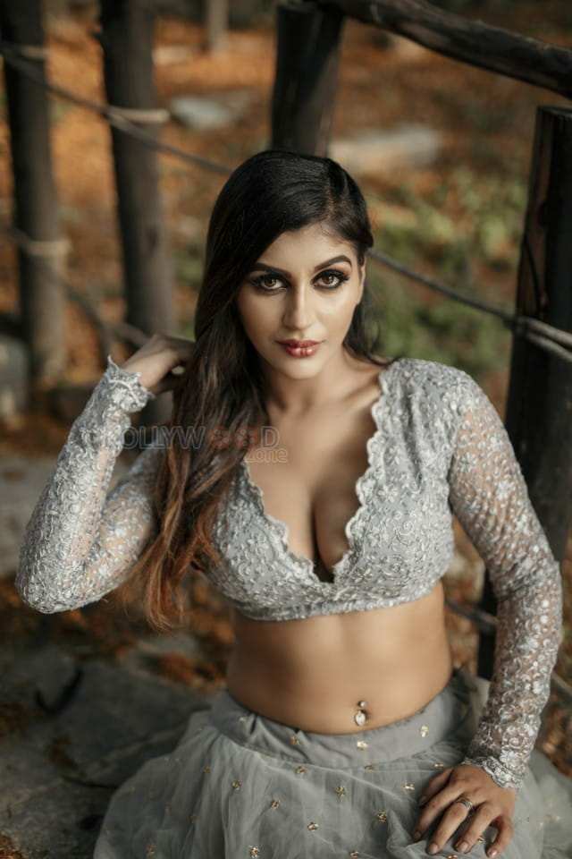 Kadamaiyai Sei Actress Yashika Aannand Sexy Pic