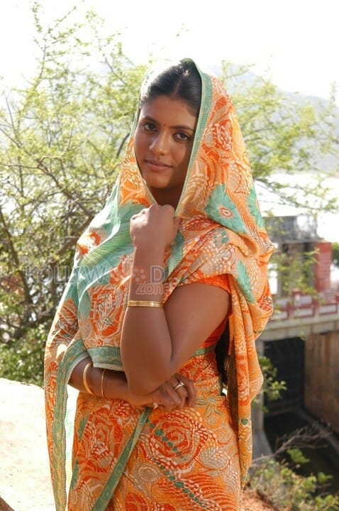 Kadhal Solla Neramillai Movie Heroine Iniya Stills