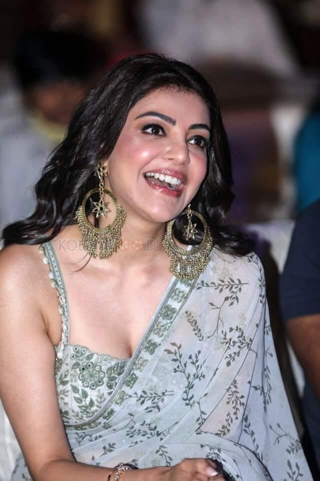 Kajal Aggarwal Laughing and Showing Cleavage in a Floral Saree 01