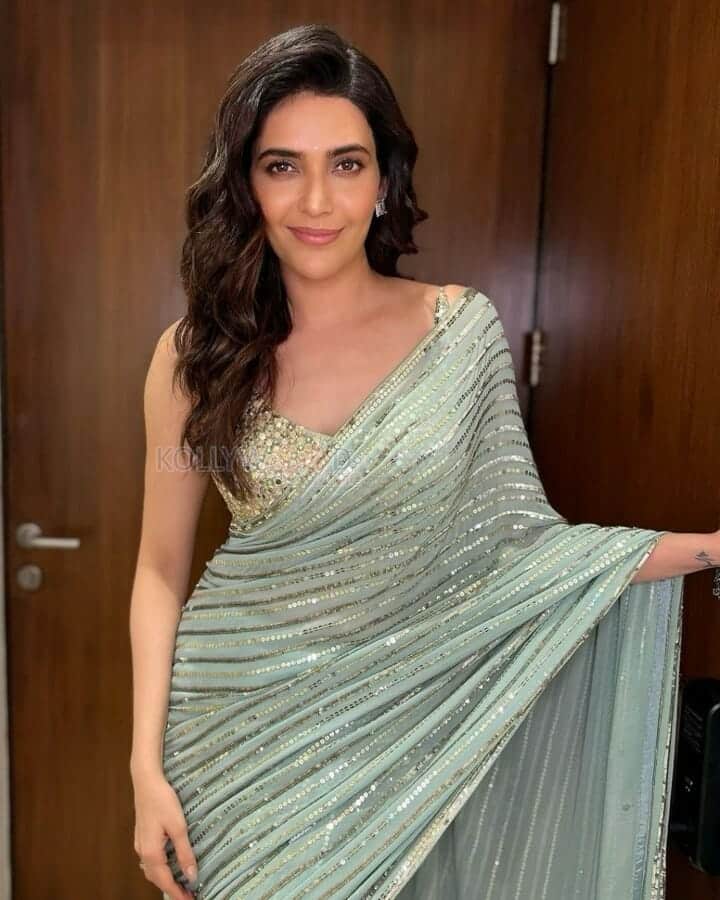 Karishma Tanna Stylish Sexy Saree Photos 01