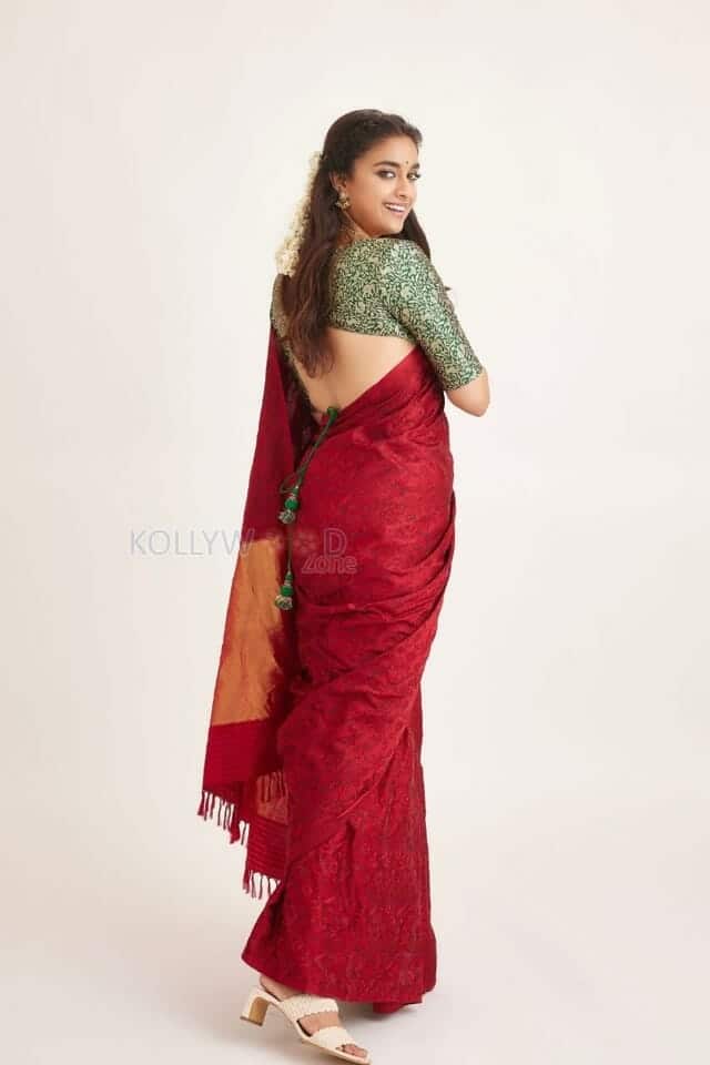 Keerthi Suresh Showing Back in a Red Saree Picture 01