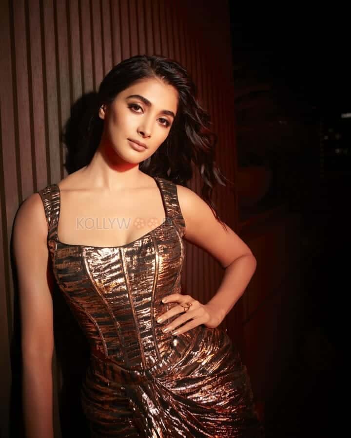 Kisi Ka Bhai Kisi Ki Jaan Heroine Pooja Hegde Sexy Photoshoot Pictures 01