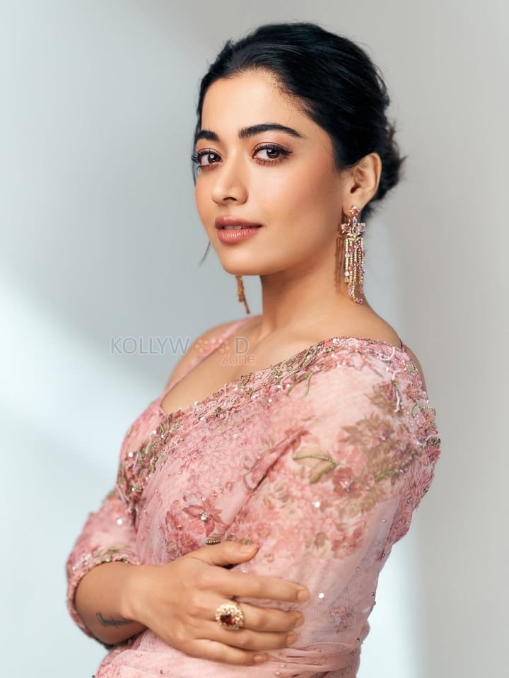 Kuberaa Heroine Rashmika Mandanna in a Blush Pink Floral Saree Pictures 02