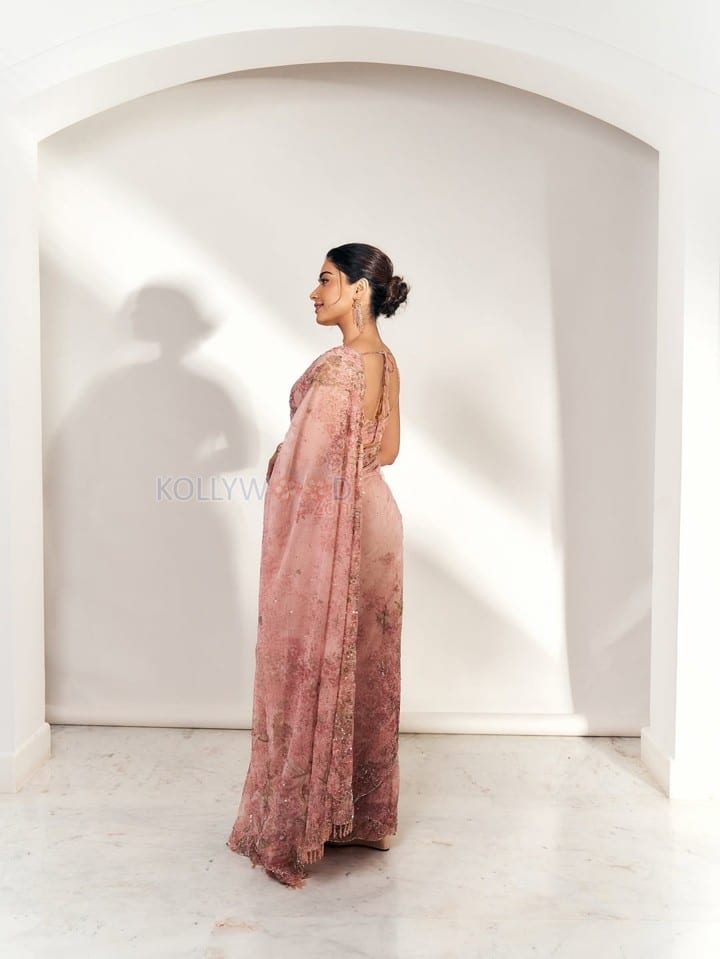 Kuberaa Heroine Rashmika Mandanna in a Blush Pink Floral Saree Pictures 04