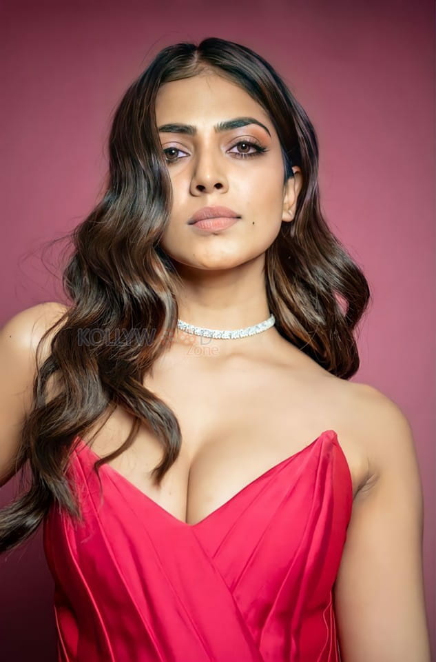 Maaran Movie Actress Malavika Mohanan Sexy Photoshoot Pictures 21