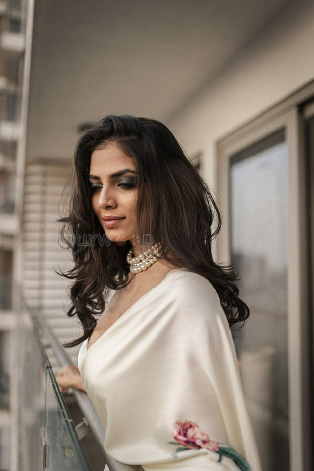 Maaran Movie Actress Malavika Mohanan Sexy Photoshoot Pictures 23