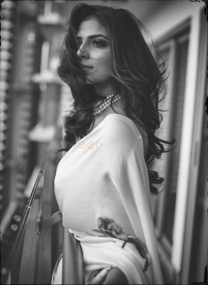 Maaran Movie Actress Malavika Mohanan Sexy Photoshoot Pictures 24