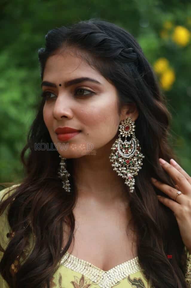 Malavika Mohanan Beautiful Face Pic 01