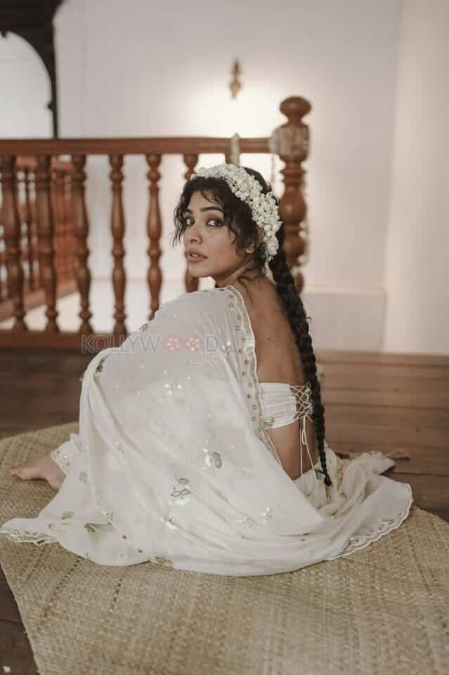Malayalam Actress Rima Kallingal in a Traditional White Saree Photos 01