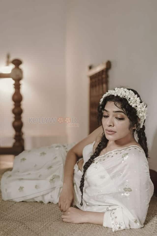 Malayalam Actress Rima Kallingal in a Traditional White Saree Photos 02