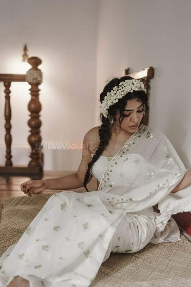Malayalam Actress Rima Kallingal in a Traditional White Saree Photos 03
