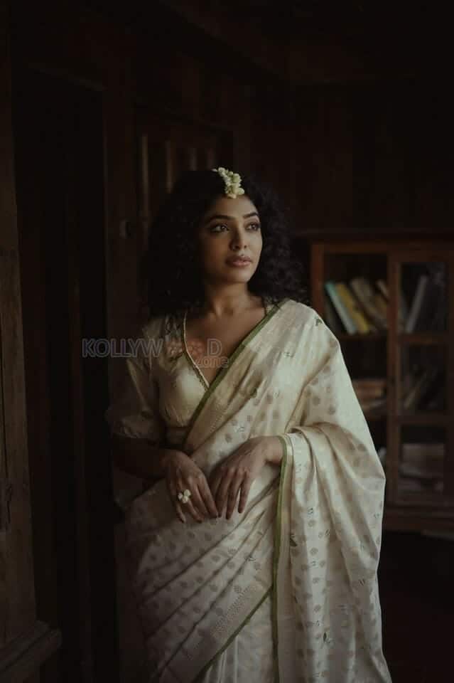 Malayalam Actress Rima Kallingal in a Traditional White Saree Photos 04