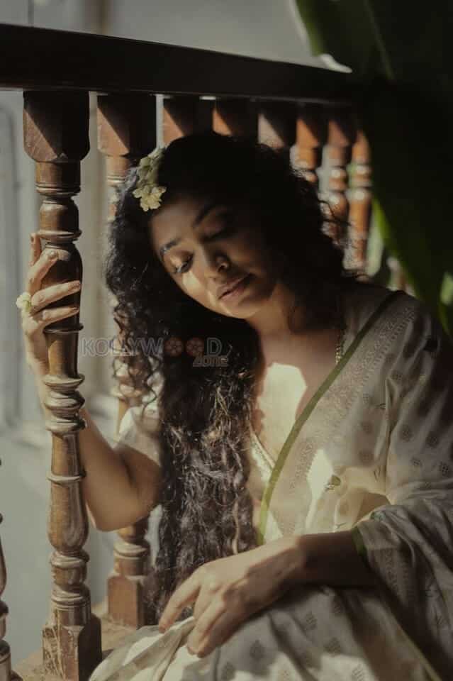 Malayalam Actress Rima Kallingal in a Traditional White Saree Photos 06