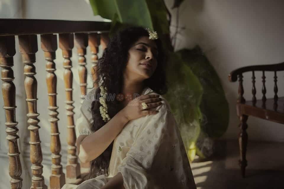 Malayalam Actress Rima Kallingal in a Traditional White Saree Photos 07