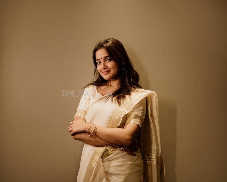 Mallu Beauty Anikha Surendran in a White and Golden Saree Photos 01