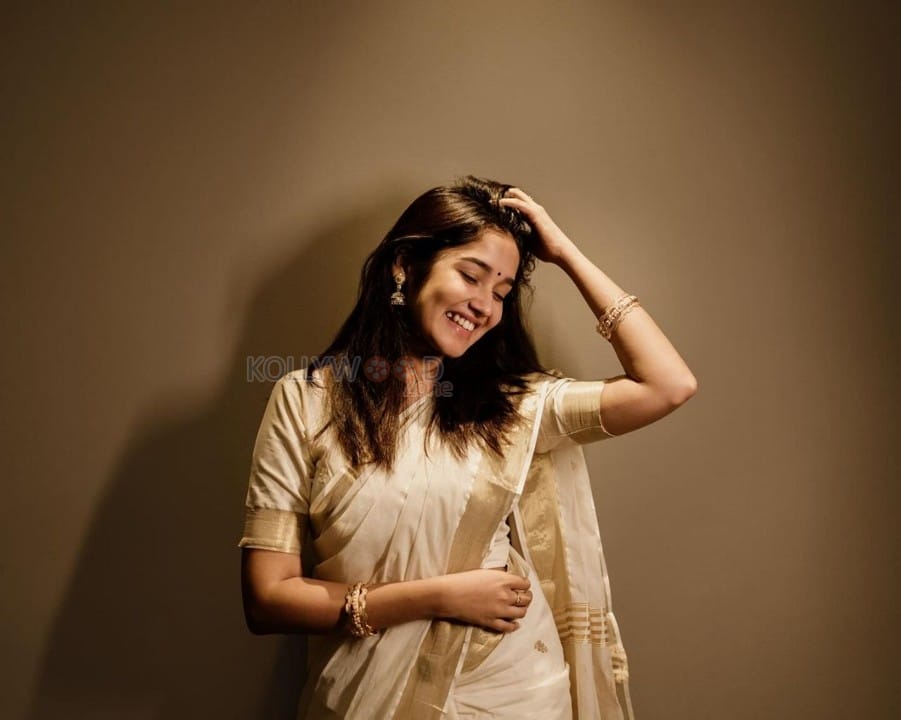 Mallu Beauty Anikha Surendran in a White and Golden Saree Photos 02