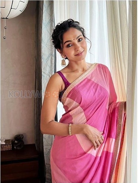 Mesmerizing Andrea Jeremiah in a Pink Saree with a Sleeveless Blouse Pictures 01