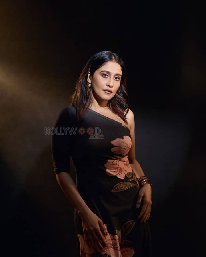Mesmerizing Regina Cassandra in a Floral Printed Maxi Dress Pictures 01