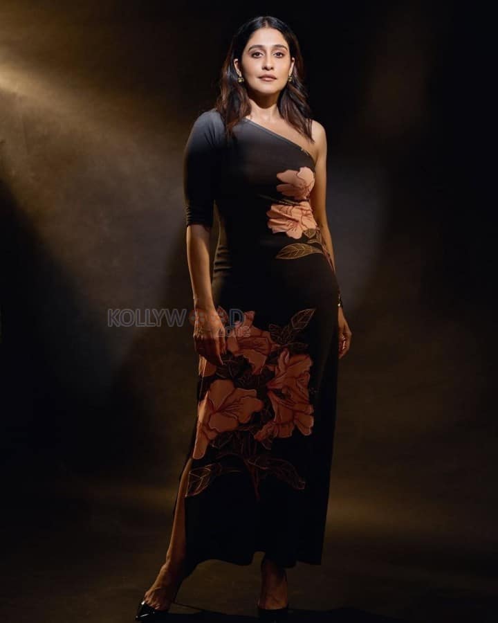 Mesmerizing Regina Cassandra in a Floral Printed Maxi Dress Pictures 04