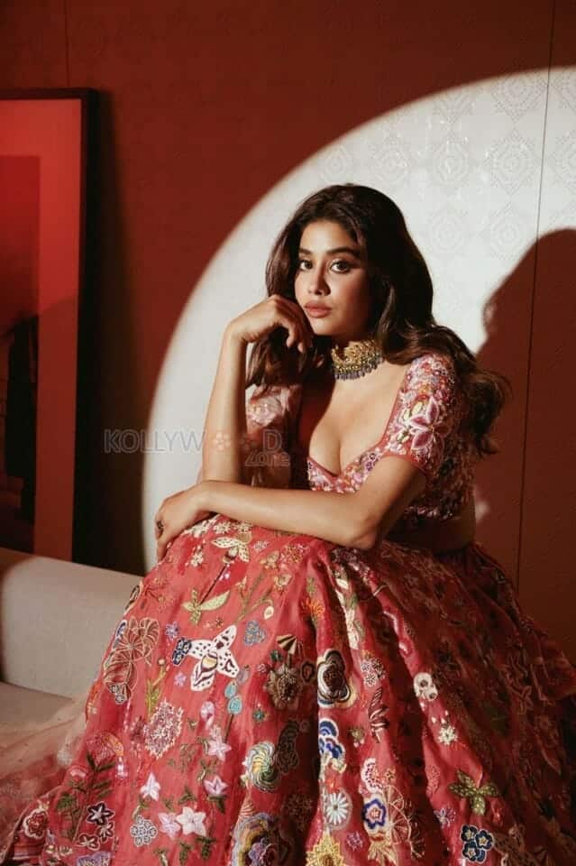 Mili Heroine Janhvi Kapoor Sexy Photoshoot Cleavage 01