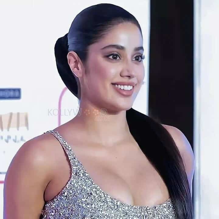 Mili Movie Heroine Janhvi Kapoor Sexy Pictures 12