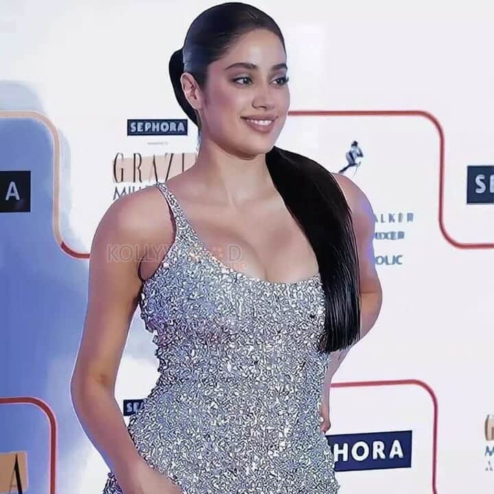 Mili Movie Heroine Janhvi Kapoor Sexy Pictures 13