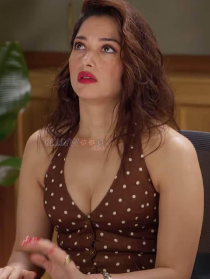 Milky Beauty Tamanna Cleavage in a Brown Dotted Crop Top Photos 01