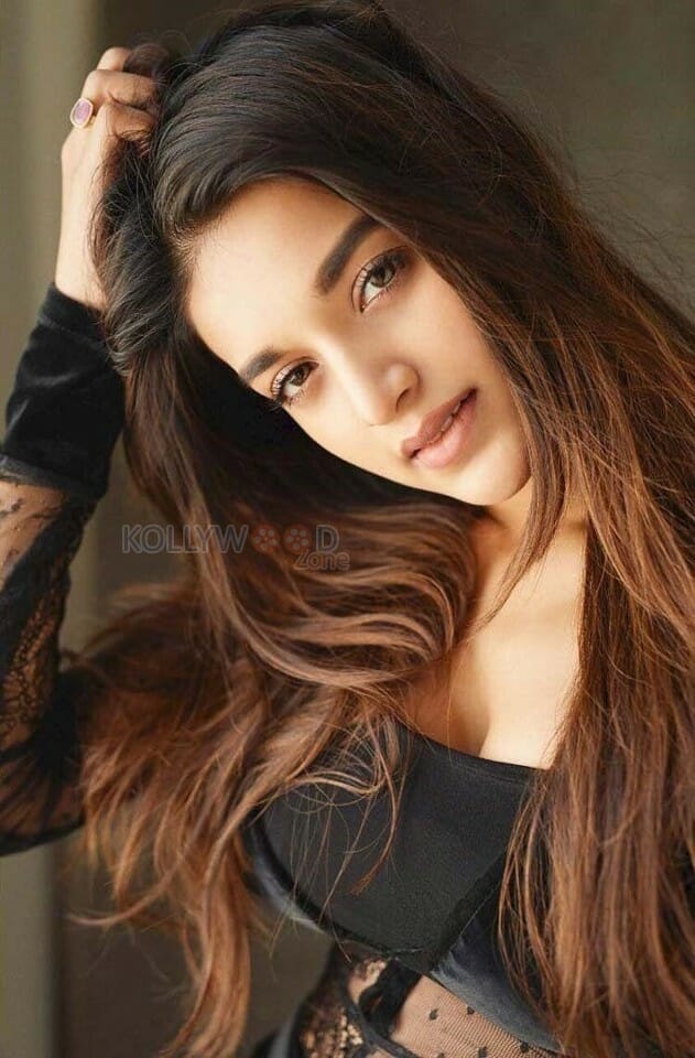 Nidhhi Agerwal Hot Cleavage Pictures